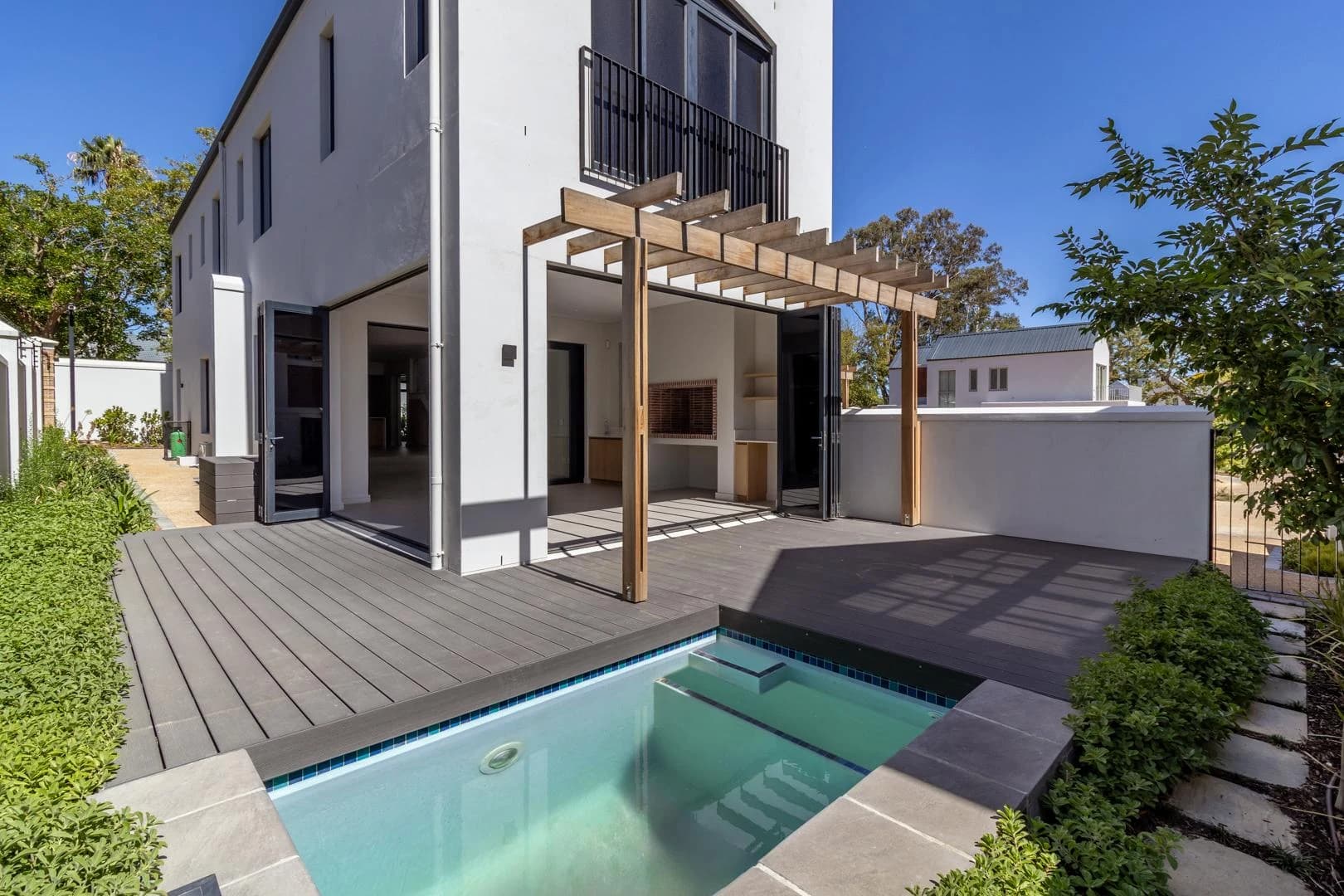 Welgegund 4 — deck, pergola and pool